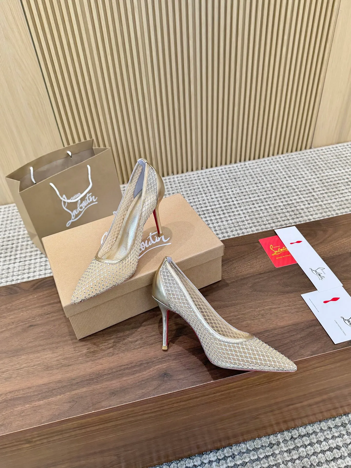 👟👟Ex-factory price 440👟👟 Genuine leather sole +40 Year-round shipment💝Christian Louboutin CL👠 Classic "💎Cow Patent Leather💎Series" noble and luxurious, real blingbling✨ Real materials, all customized by the pattern maker, and the materials are made of original customized materials, achieving the taste of the original 6 color options💍 Upper: imported 👉cow patent leather💪 lining: sheepskin foot pad/lining code number: 34-40.41.42 heel height: two options: 10.5cm and 8.5cm